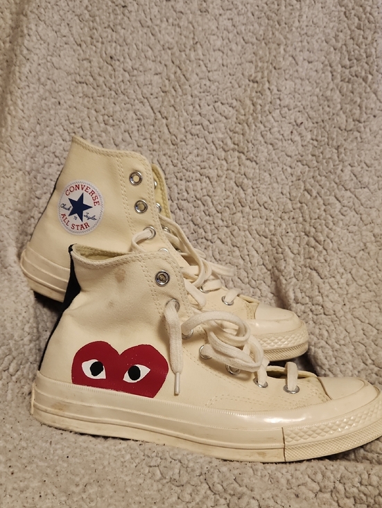 Comme des Garcons PLAY Shoes - Converse High Top Sneakers Comme Des Garçons in Cream with Red Heart